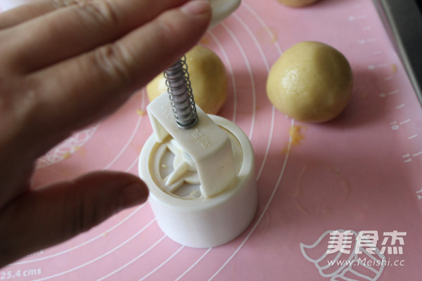 Mooncake with Lotus Seed Paste and Egg Yolk recipe