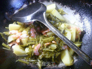 Fried Potatoes with Shrimp and Pickled Vegetables recipe