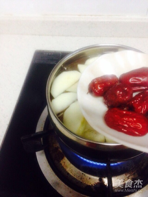 Sweet Soup with Apples, Longan and Red Dates recipe