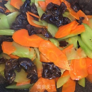 Stir-fried Carrots with Lettuce and Fungus recipe