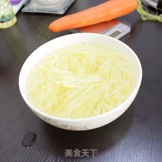 Stir-fried Potato Shreds with Carrots recipe