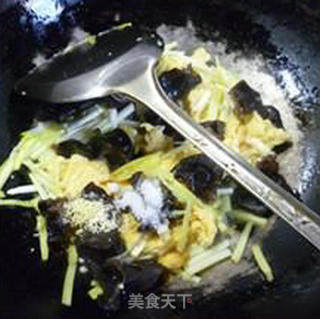 Scrambled Eggs with Leek Sprouts and Black Fungus recipe