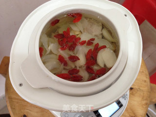 【lotus Seeds and Lily Stewed Lean Meat】----moisturizing Soup recipe