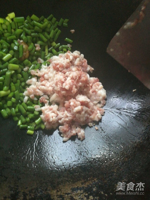 Stir-fried Minced Pork with Garlic Sprouts recipe