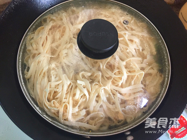 Braised Noodles with Beans recipe