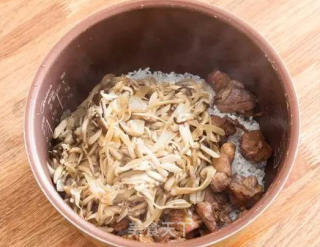 Mushroom Chicken Claypot Rice recipe