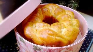 Golden Coconut Black Jacquard Garland Bread recipe