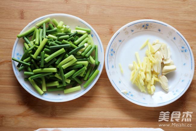 Stir-fried Twice-cooked Pork with Green Garlic Sprouts recipe