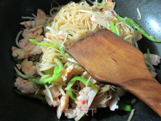 Stir-fried Rice Noodles with Green Pepper Shrimp Balls and Mung Bean Sprout Balls recipe