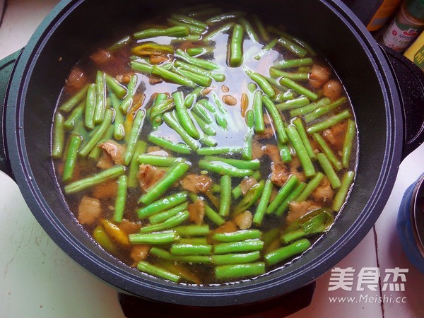 Braised Noodles with Beans recipe