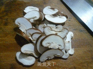 Stir-fried Chrysanthemum with Mushrooms recipe