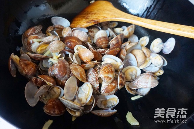 Black Pepper Popped Clams recipe