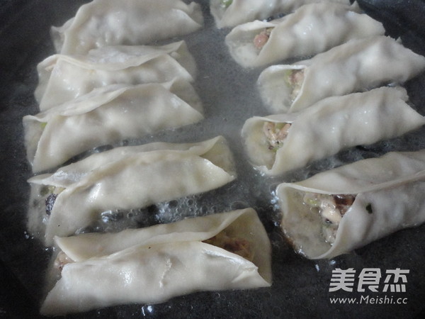 Pork Pot Stickers with Mushrooms and Green Peppers recipe