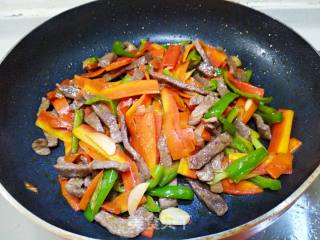 Stir-fried Steak with Green Peppers and Carrots recipe