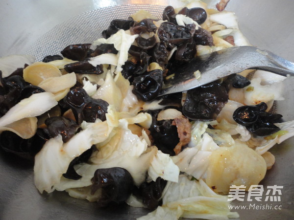 Stir-fried Cabbage and Dried Potatoes with Fungus recipe