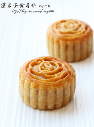 Cantonese-style Lotus Paste and Egg Yolk Mooncakes