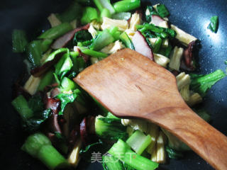 Stir-fried Cabbage Cores with Soy Pork and Yuba recipe