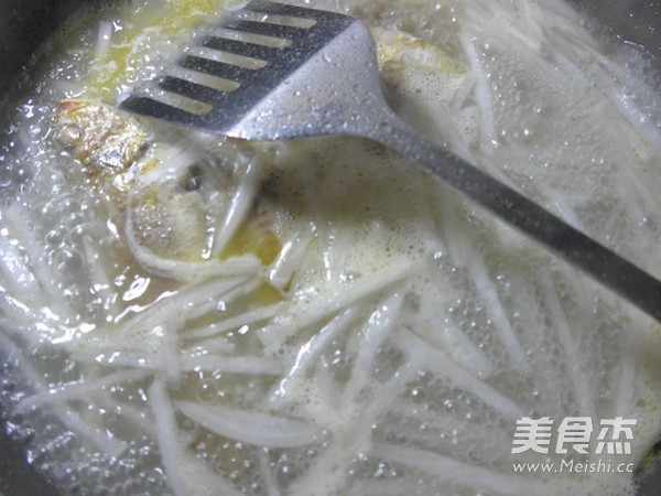 Yellow Croaker Soup with Shredded Radish recipe