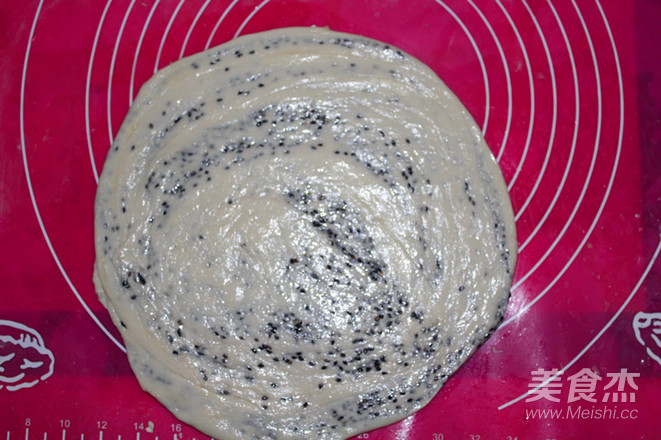 The Essential Staple Food of The Family that Nourishes Blood and Calcium-black Sesame Salt Cake recipe