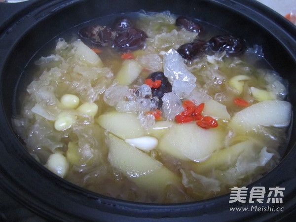 White Fungus, Red Dates and Autumn Pear Soup recipe