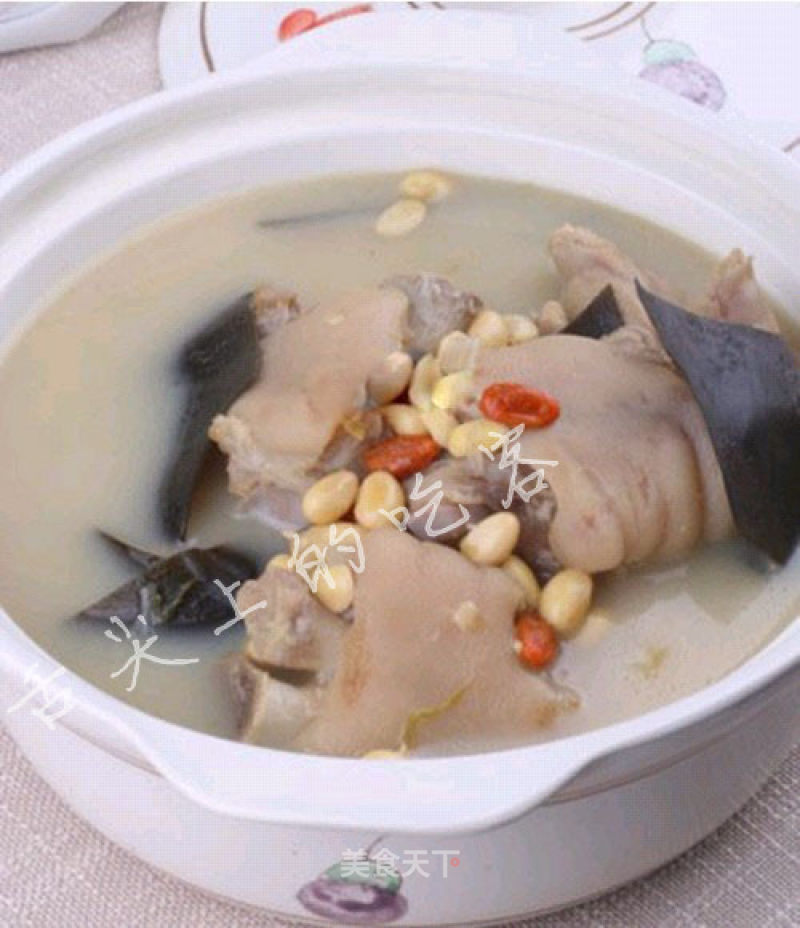 Confinement Meal Kelp and Soy Trotters Soup recipe