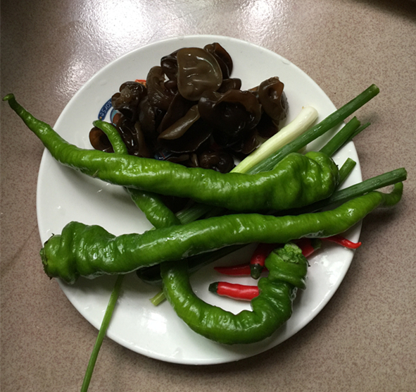 Stir-fried Braised Pork Skin with Green Peppers recipe