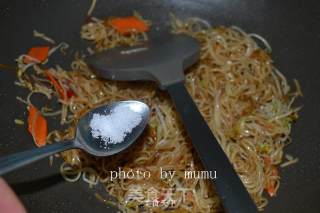 Stir-fried Vermicelli with Spontaneous Bean Sprouts recipe