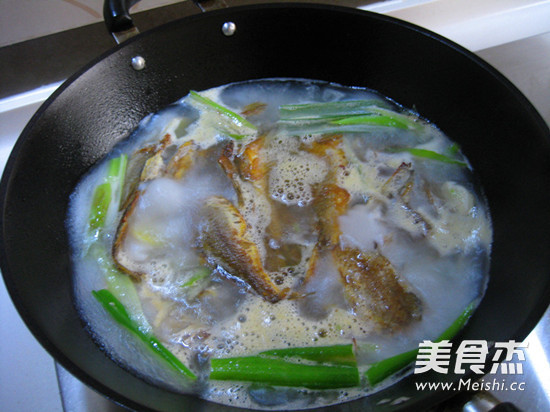 Small Yellow Croaker Tofu Soup recipe