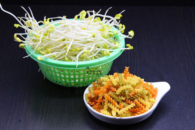 Stir-fried Macaroni with Bean Sprouts recipe