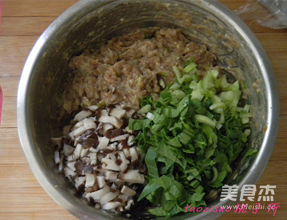 Mushroom Chicken Choi Sum Bun recipe