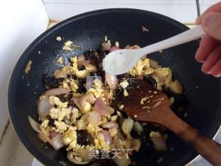Scrambled Eggs with Onion and Fungus recipe