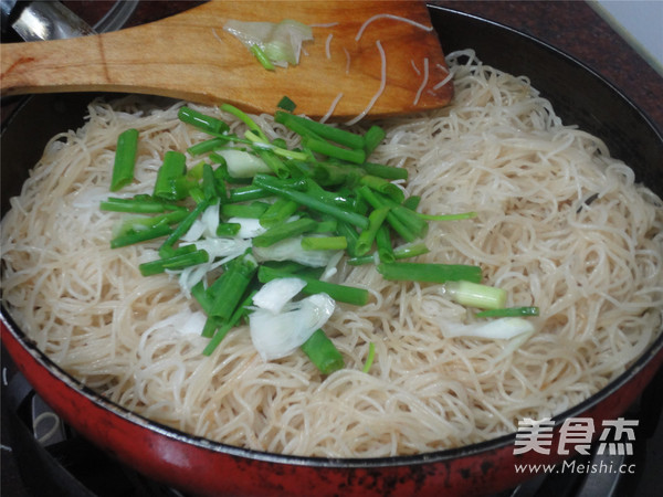 Fried Rice Noodles with Beans recipe