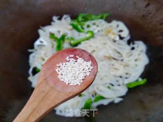 Fried Lotus Root Slices with Green Pepper recipe