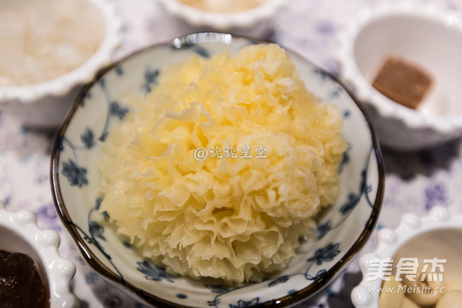 Peach Gum White Fungus Soup recipe