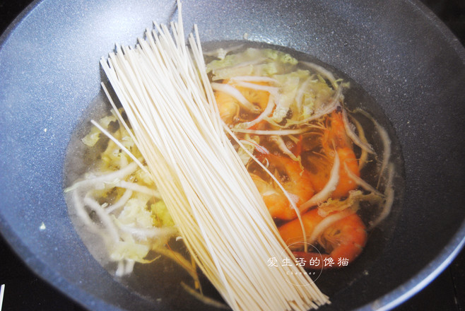 Shrimp Noodles with Black Mushroom recipe