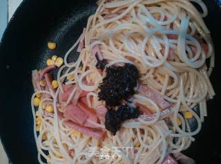 Stir-fried Pasta with Olive Vegetables and Double Intestines recipe