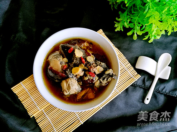 Stewed Black Chicken Soup with American Ginseng recipe