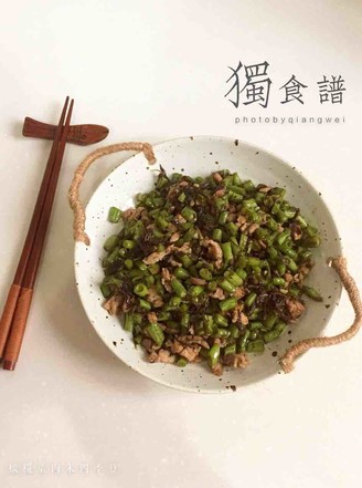 The Simple Delicacy is Green Beans with Minced Pork with Olives and Vegetables