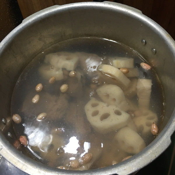 Fan Bone Lotus Root Soup recipe