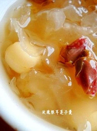 Rose Tremella and Lotus Seed Soup recipe