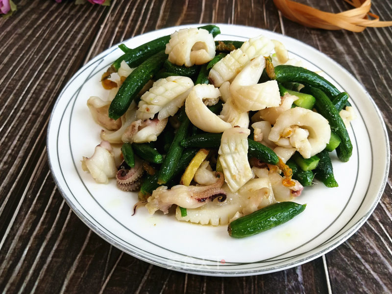 Fried Squid with Cucumber Flower recipe