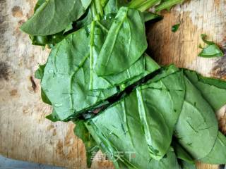 Freshly Prepared Cold Dish at Noon: Spinach in Ginger Sauce; Refreshing Vegetable Dish: Stir-fried Shrimp Skin with Winter Melon recipe