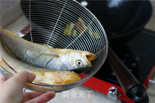 Braised Yellow Croaker with Green Garlic Sauce recipe