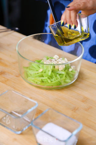 Refreshing Hand Dishes: Celery Almonds & English Black Tea recipe