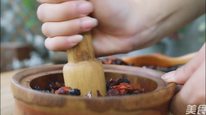 Eliminate Dark Circles with Mulberry and Wolfberry Ointment recipe