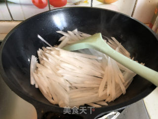 Stir-fried Shredded Radish with Lard Residue recipe