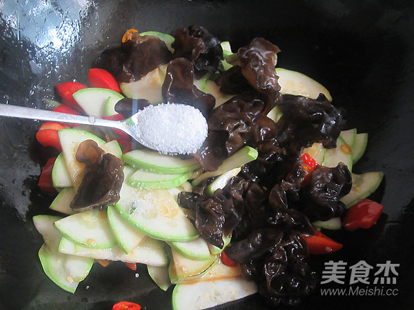 Vegetarian Fried Sour and Spicy Zucchini Fungus recipe