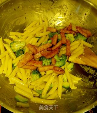 Baby's Dinner-luncheon Meat and Broccoli Stir-fried Macaroni recipe