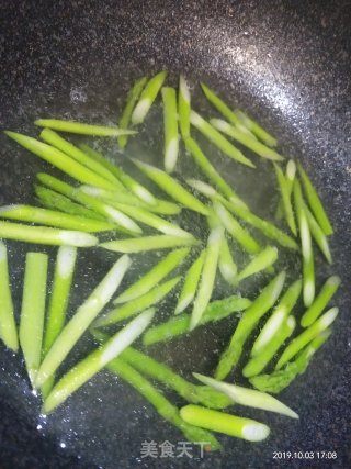 Stir-fried Lily with Asparagus and Fungus recipe