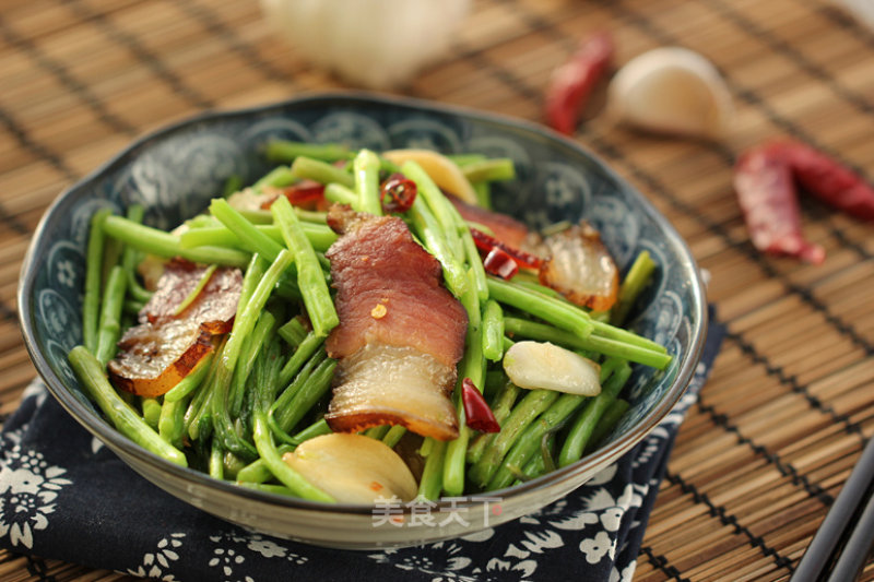 Stir-fried Bacon with Artemisia recipe